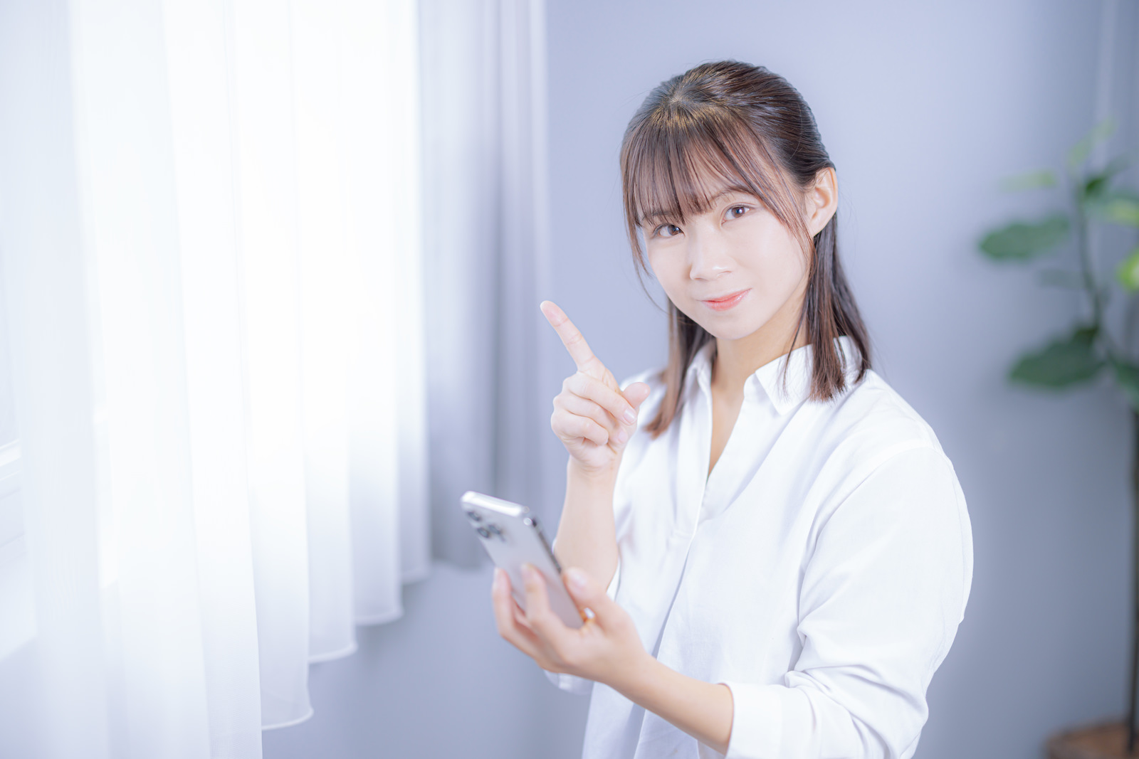 スマホをいじる女性