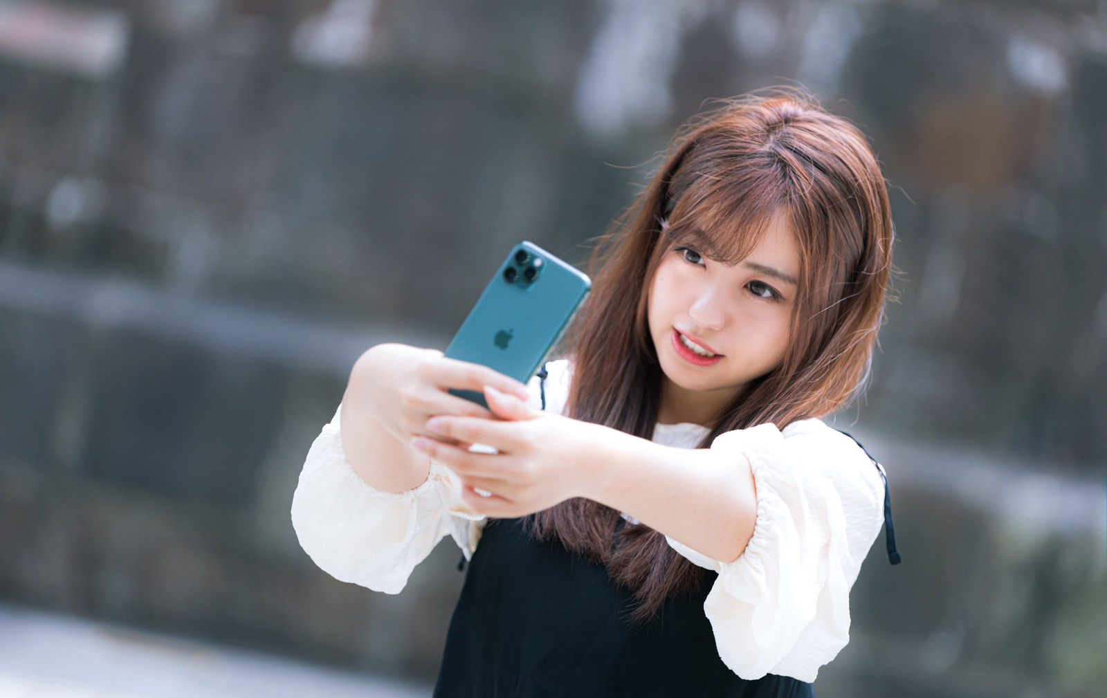 iPhone 11 Pro で自撮り女子